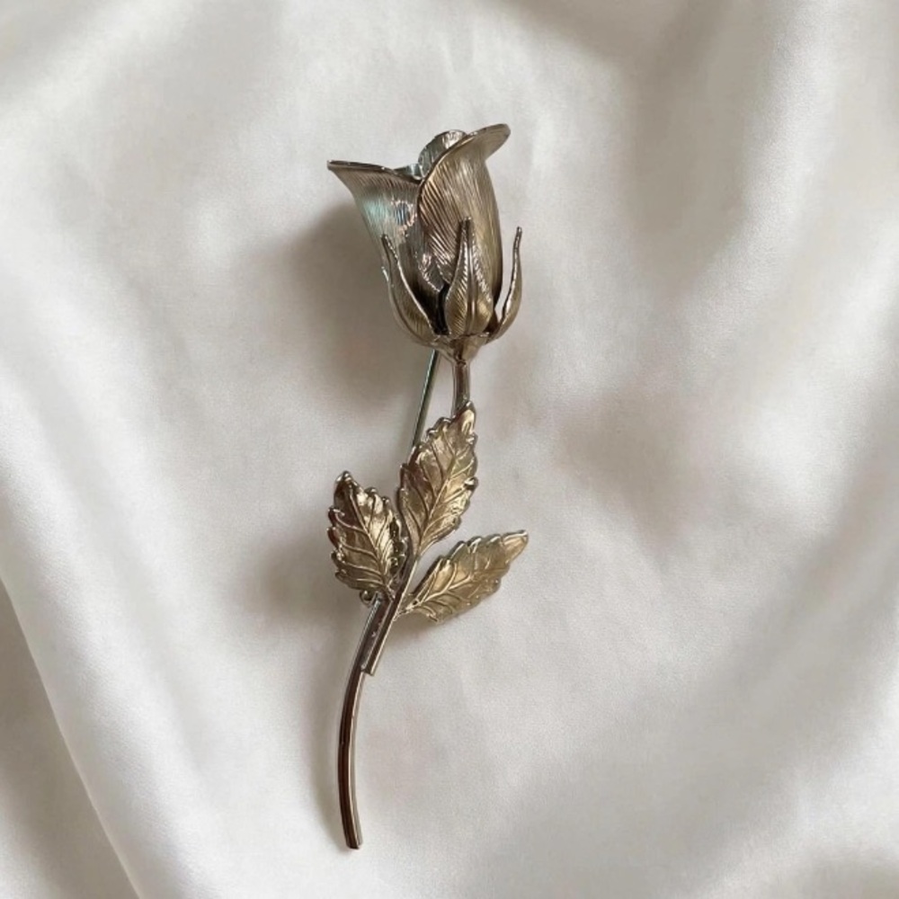 “VTG” Silver Long Stemmed Rose with Textured Leaves Brooch